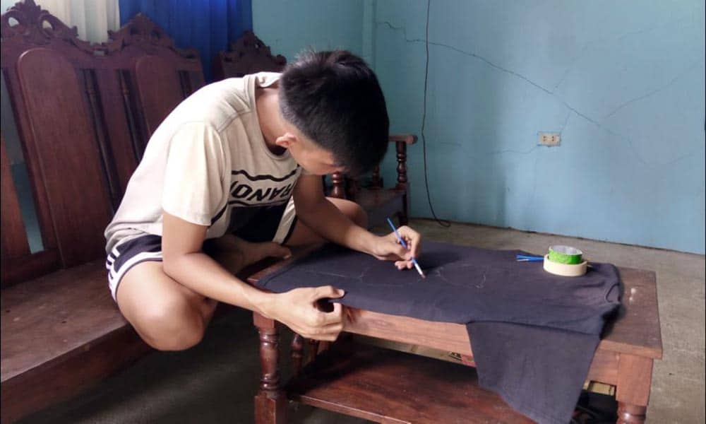 San Carleñian student turns old shirts into art pieces