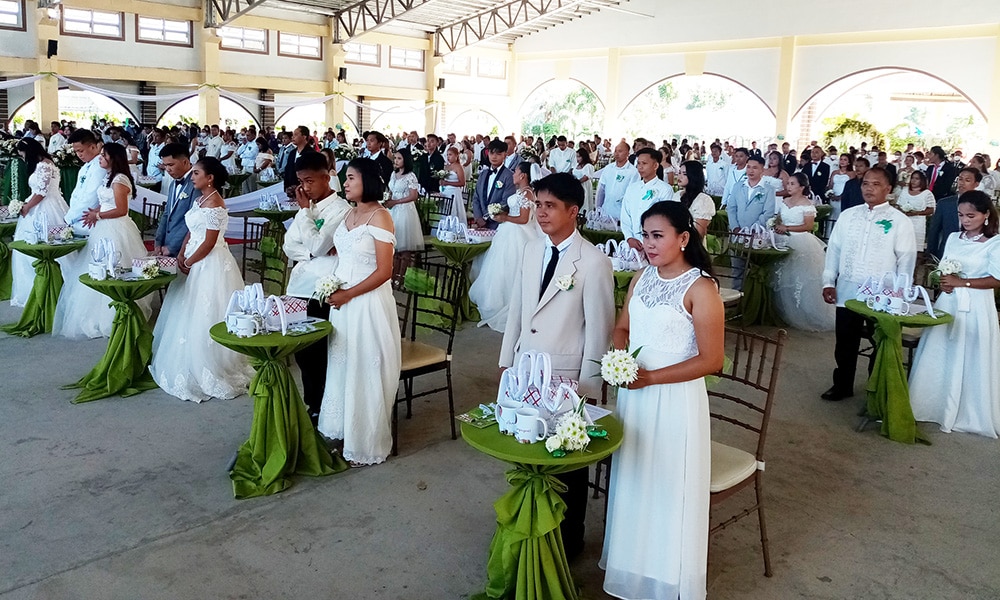 100 couples exchange “I dos” in Lingayen mass wedding