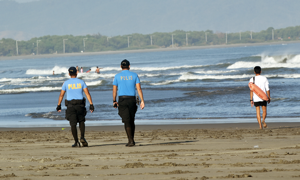 SAFETY AT LINGAYEN BEACH