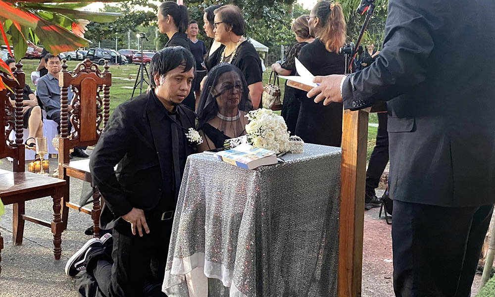 First ‘black’ wedding held in a memorial park in Alaminos City