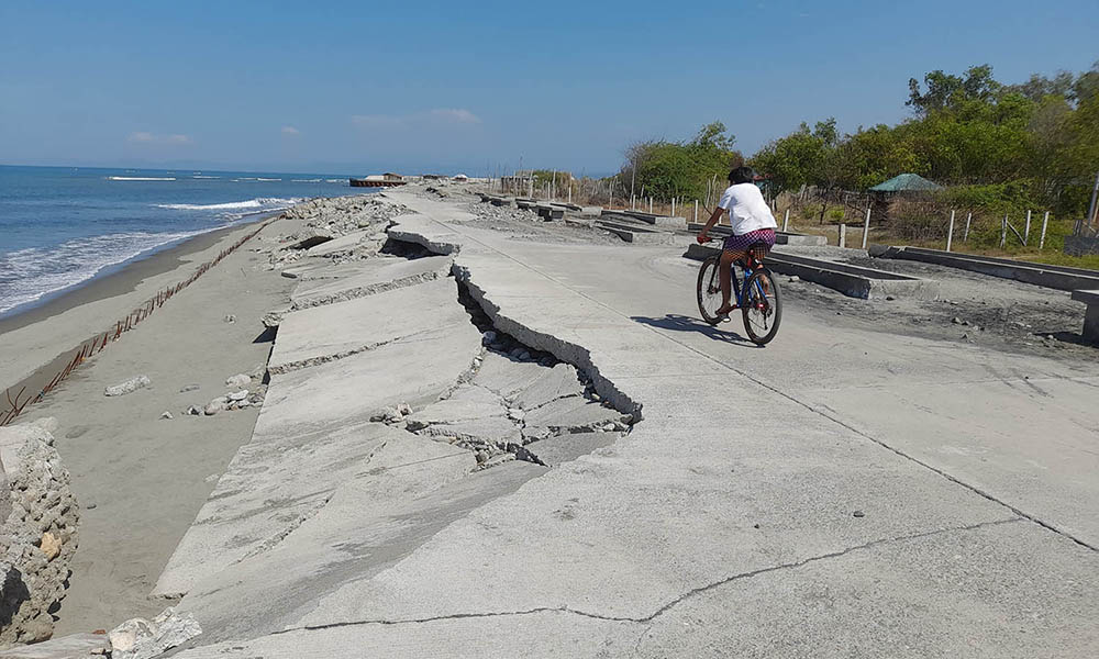 DAGUPAN BAYWALK GONE TO THE SEA