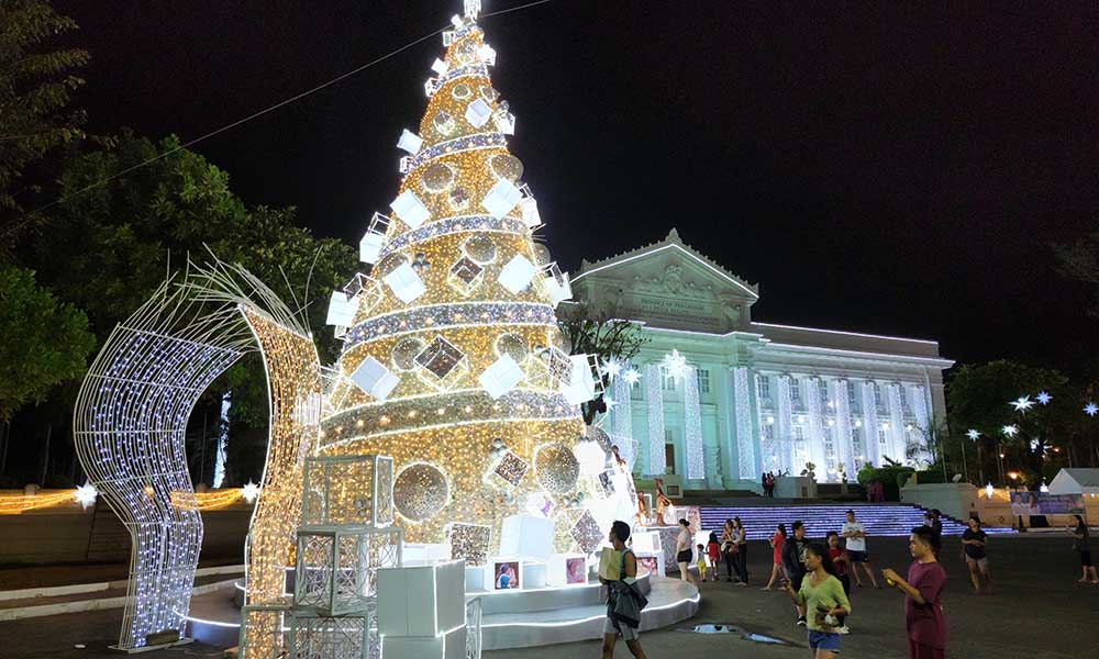 CAPITOL LIGHTS UP